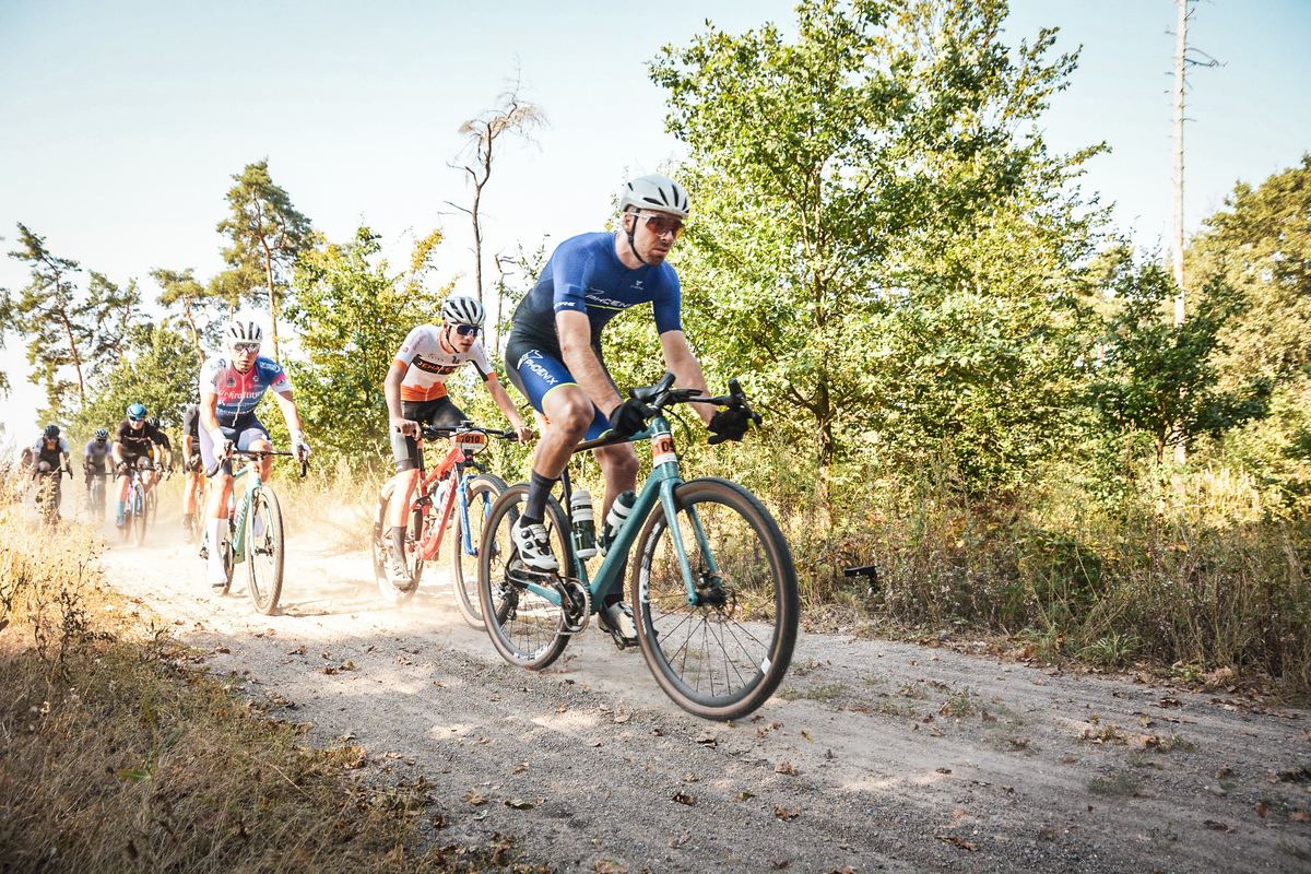 Ochsenkopf Gravel — Fahrer auf staubigem Schotterweg